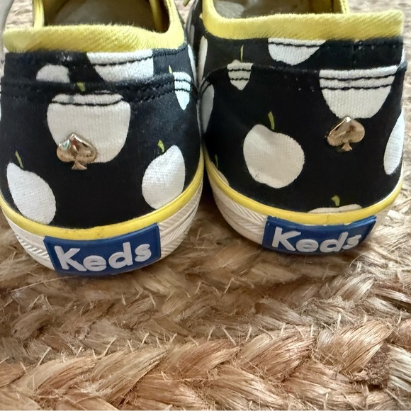 Kate Spade x Keds Size 7 Black & White apple print sneakers - Picture 3 of 10